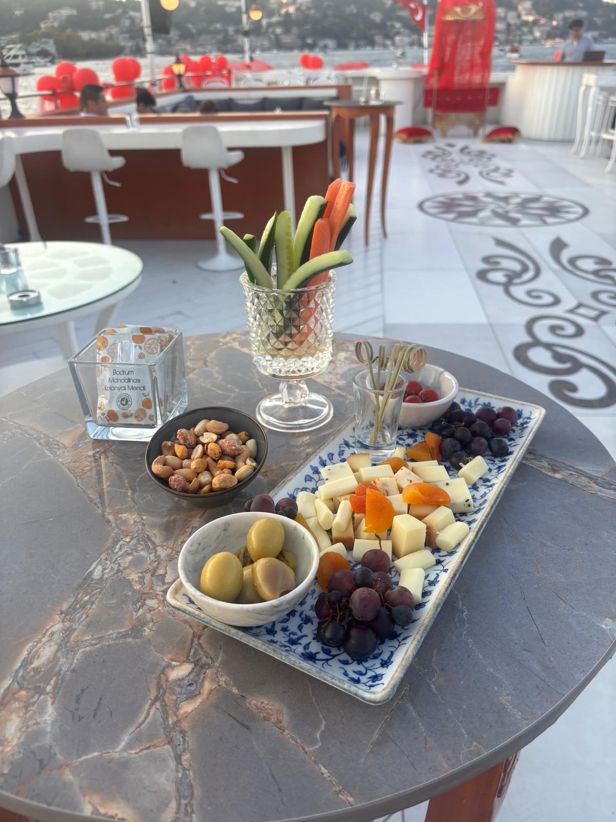 kok tabak çini bistroda